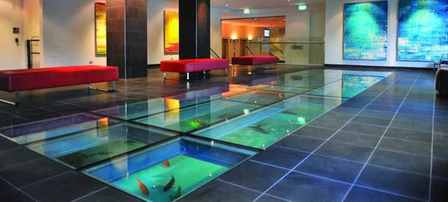 Стеклянный пол: изысканное дополнение современных апартаментов (35 фото)